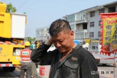 国网鹿邑县供电公司：清凉“不断供” 带电除隐患